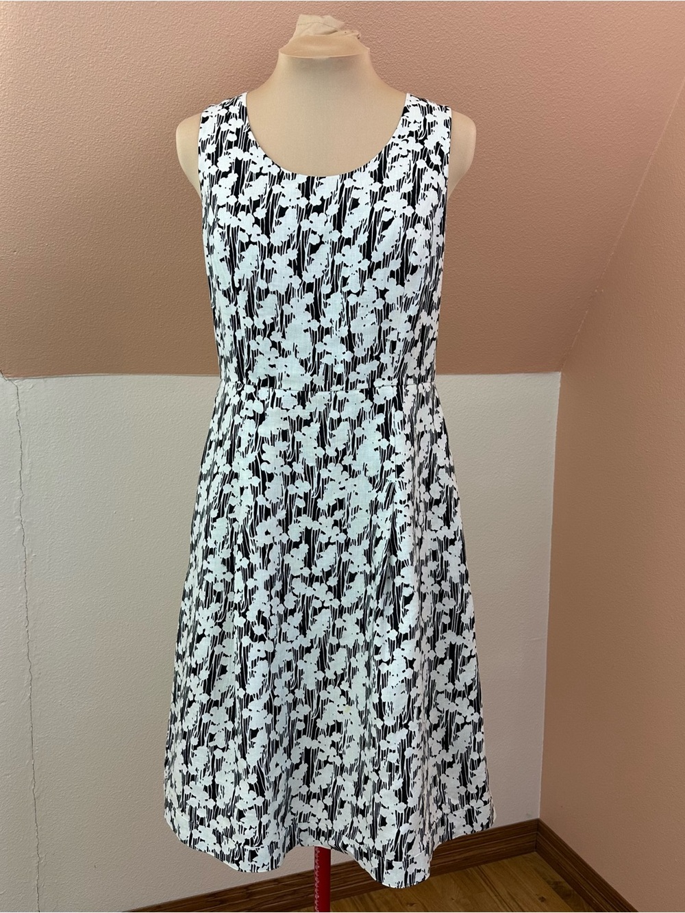 Talbots 100% Linen Dress Sz 10 Black White Floral A-Line Sleeveless Lined Pocket